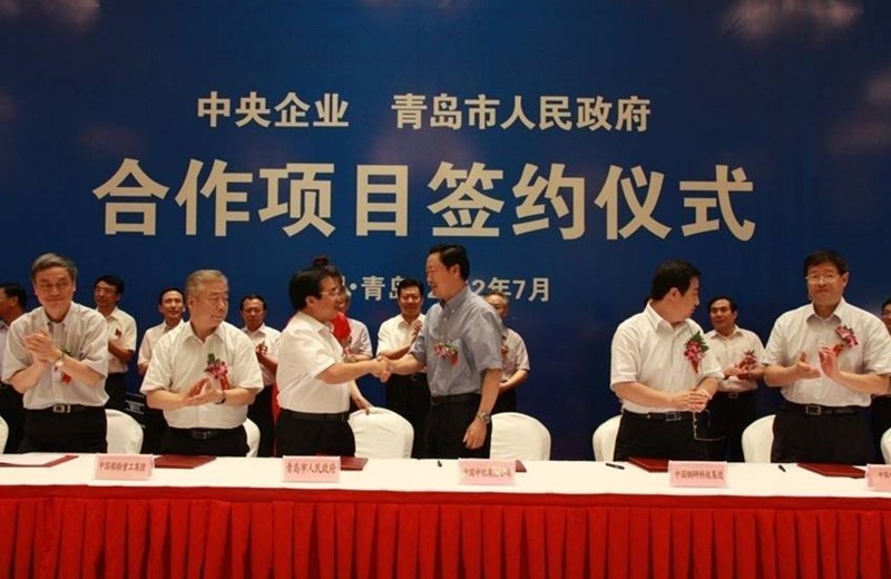 7月18日-7月21日,中化集团刘德树总裁赴青岛参加中央企业与地方国资委负责人研讨班。期间,刘德树总裁参加了中央企业与青岛市政府项目合作签约仪式,并对青岛金茂湾项目进行视察。 7月19日下午,刘总裁在青岛市市南区华玉松区长、公司蓝海青副总的陪同下对金茂湾项目建设情况进行了视察,刘德树总裁充分肯定了金茂湾项目景观示范区、售楼处、样板间的工作,尤其对售楼处数字体验馆、岸线整理工作进行了高度评价。刘总对青岛项目员工进行了亲切慰问,并鼓励项目团队再接再厉、不畏艰难,勇创佳绩。 7月20日下午,青岛市政府分别